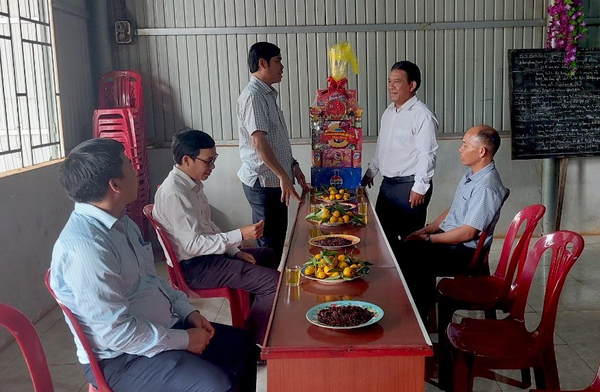 Ông Trần Minh Sơn-Tỉnh ủy viên, Chủ tịch Ủy ban MTTQ Việt Nam tỉnh (đứng bên trái) thăm và chúc mừng cơ sở tôn giáo trên địa bàn huyện Chư Prông nhân dịp lễ Phục sinh năm 2024. Ảnh: Ngọc Anh Ông Trần Minh Sơn-Tỉnh ủy viên, Chủ tịch Ủy ban MTTQ Việt Nam tỉnh (đứng bên trái) thăm và chúc mừng cơ sở tôn giáo trên địa bàn huyện Chư Prông nhân dịp lễ Phục sinh năm 2024. Ảnh: Ngọc Anh