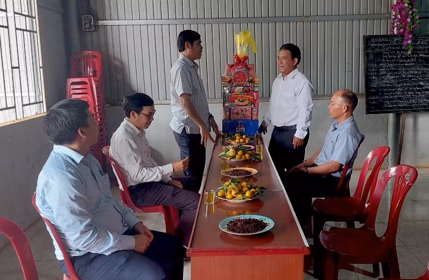 Ông Trần Minh Sơn-Tỉnh ủy viên, Chủ tịch Ủy ban MTTQ Việt Nam tỉnh (đứng bên trái) thăm và chúc mừng cơ sở tôn giáo trên địa bàn huyện Chư Prông nhân dịp lễ Phục sinh năm 2024. Ảnh: Ngọc Anh