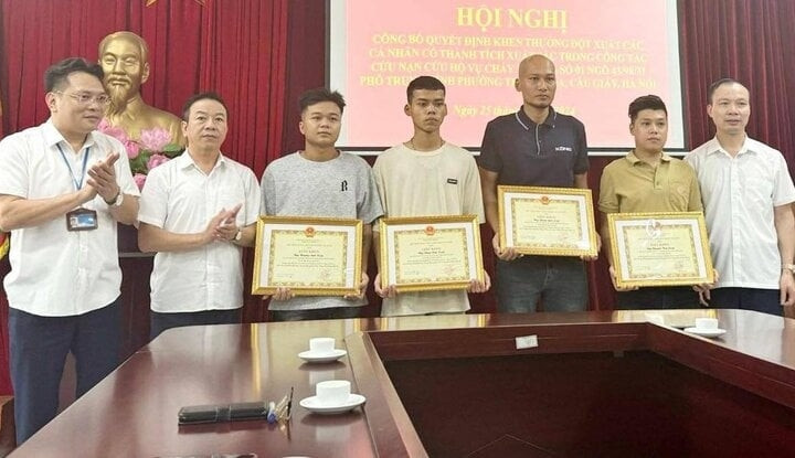 UBND quận Cầu Giấy khen thưởng các cá nhân có thành tích cứu người trong vụ cháy nhà trọ ở phố Trung Kính. (Ảnh: Vân Nhi/VTCNews) UBND quận Cầu Giấy khen thưởng các cá nhân có thành tích cứu người trong vụ cháy nhà trọ ở phố Trung Kính. (Ảnh: Vân Nhi/VTCNews)