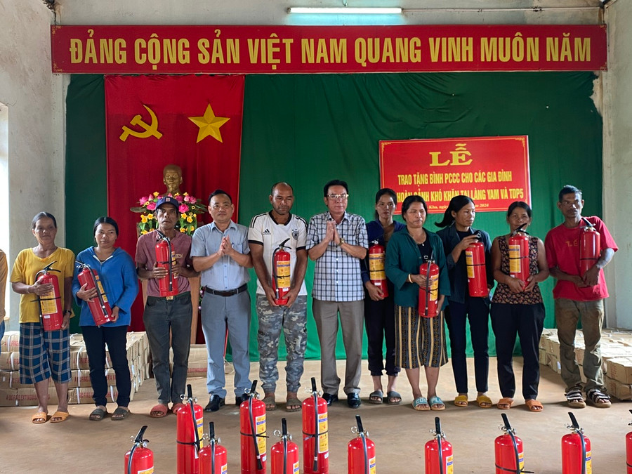 Lãnh đạo UBND thị trấn Ia Kha tặng bình chữa cháy cho các hộ dân có hoàn cảnh khó khăn. Ảnh: Phương Lộc Lãnh đạo UBND thị trấn Ia Kha tặng bình chữa cháy cho các hộ dân có hoàn cảnh khó khăn. Ảnh: Phương Lộc