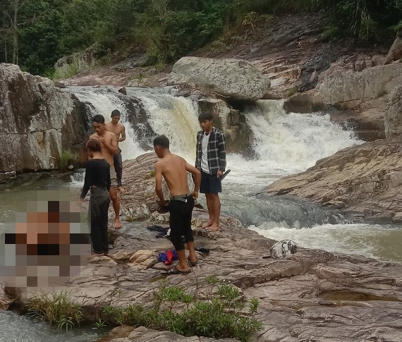 Đoạn suối nơi 2 cháu trai đuối nước. Ảnh: H.H Đoạn suối nơi 2 cháu trai đuối nước. Ảnh: H.H