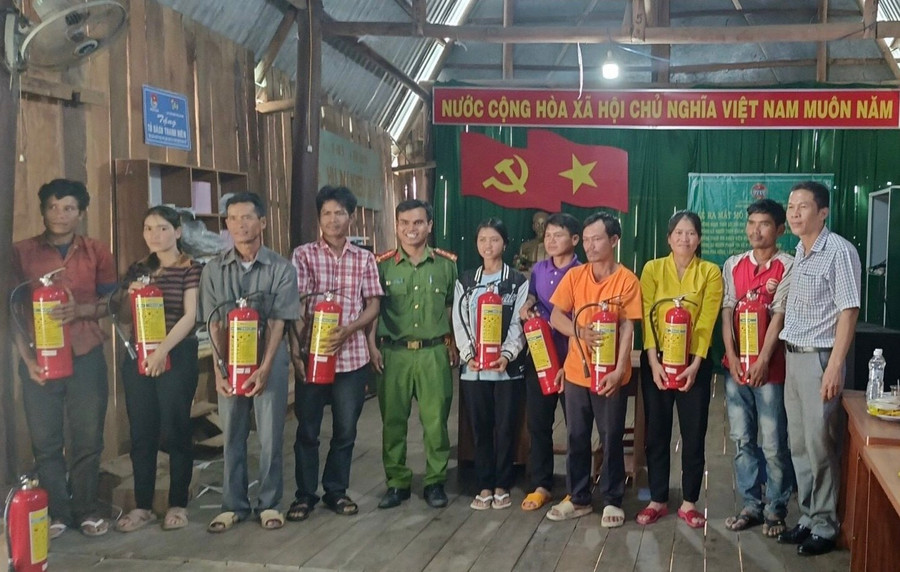 Hội Nông dân huyện và Công an xã Hà Tam đã tặng 15 bình chữa cháy cho 15 thành viên của mô hình. Ảnh: Lan Anh