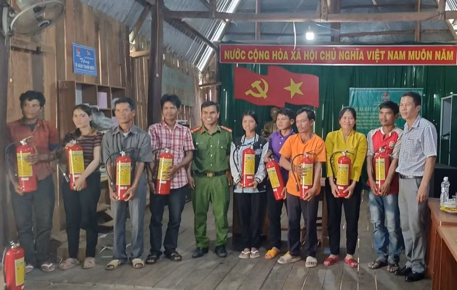 Hội Nông dân huyện và Công an xã Hà Tam đã tặng 15 bình chữa cháy cho 15 thành viên của mô hình. Ảnh: Lan Anh