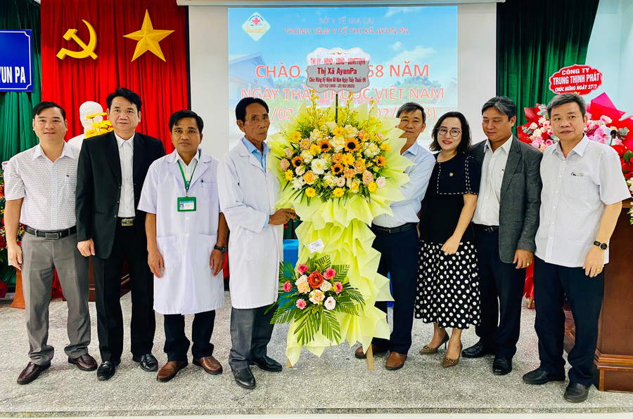 Bí thư Thị ủy Ayun Pa Trần Quốc Khánh (thứ 4 từ phải sang) tặng hoa chúc mừng Trung tâm Y tế thị xã. Ảnh: Nguyễn Sang Bí thư Thị ủy Ayun Pa Trần Quốc Khánh (thứ 4 từ phải sang) tặng hoa chúc mừng Trung tâm Y tế thị xã. Ảnh: Nguyễn Sang