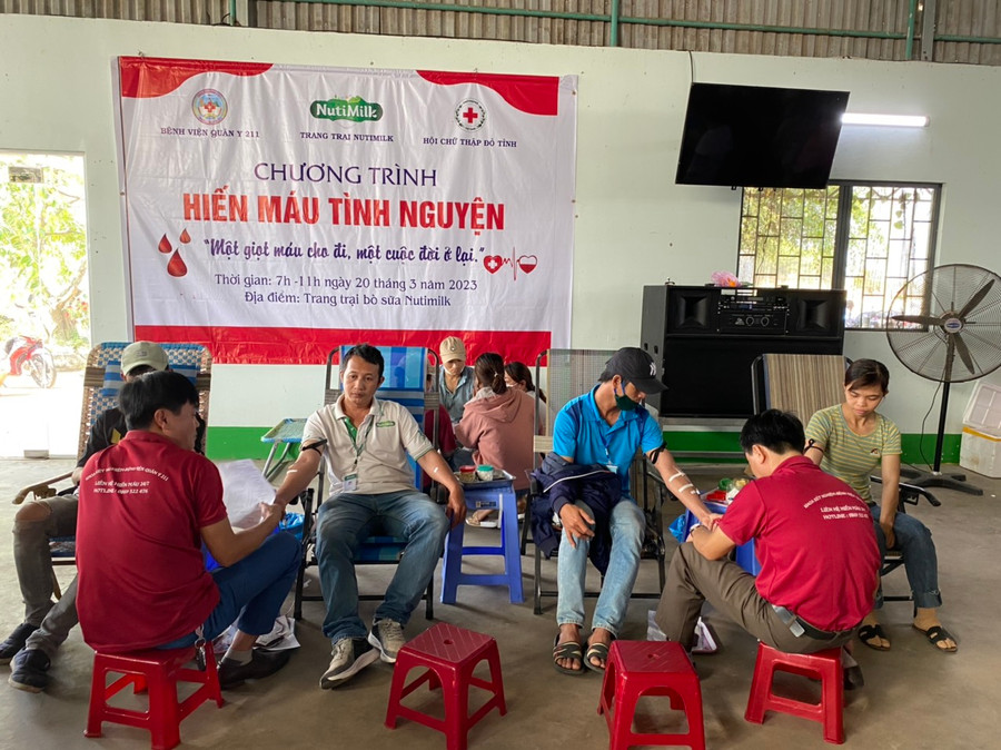 Công nhân Trang trại Bò sữa Nutimilk tham gia hiến máu. Ảnh: Hồng Ngọc Công nhân Trang trại Bò sữa Nutimilk tham gia hiến máu. Ảnh: Hồng Ngọc