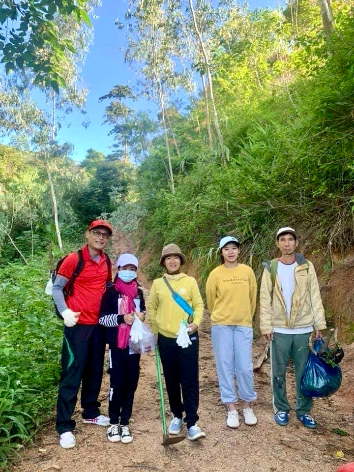 Anh Đinh Việt Thanh (bìa trái) và gia đình mang theo cây giống, hạt giống để trồng trong một chuyến dã ngoại leo núi Chư Nâm. Ảnh nhân vật cung cấp Anh Đinh Việt Thanh (bìa trái) và gia đình mang theo cây giống, hạt giống để trồng trong một chuyến dã ngoại leo núi Chư Nâm. Ảnh nhân vật cung cấp