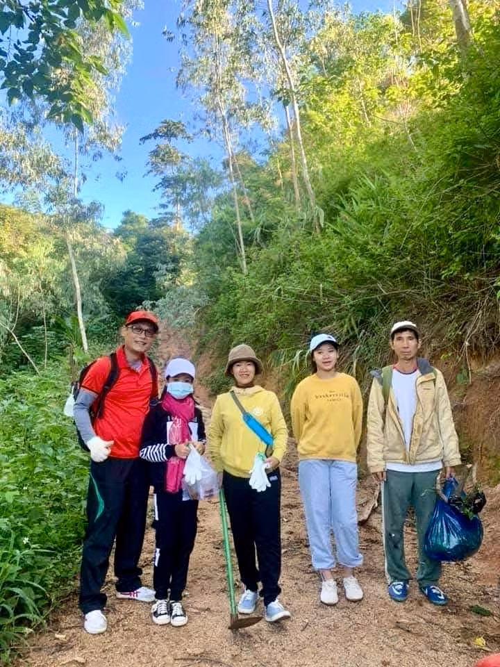 Anh Đinh Việt Thanh (bìa trái) và gia đình mang theo cây giống, hạt giống để trồng trong một chuyến dã ngoại leo núi Chư Nâm. Ảnh nhân vật cung cấp