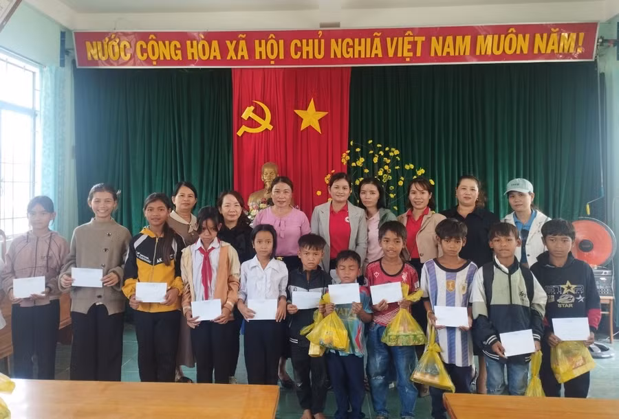 Đoàn công tác trao kinh phí hỗ trợ mua bảo hiểm y tế cho học sinh khó khăn của Trường Tiểu học và THCS Nguyễn Văn Trỗi, xã Hà Tam, huyện Đak Pơ. Ảnh: Hồng Ngọc