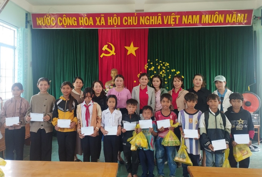 Đoàn công tác trao kinh phí hỗ trợ mua bảo hiểm y tế cho học sinh khó khăn của Trường Tiểu học và THCS Nguyễn Văn Trỗi, xã Hà Tam, huyện Đak Pơ. Ảnh: Hồng Ngọc Đoàn công tác trao kinh phí hỗ trợ mua bảo hiểm y tế cho học sinh khó khăn của Trường Tiểu học và THCS Nguyễn Văn Trỗi, xã Hà Tam, huyện Đak Pơ. Ảnh: Hồng Ngọc