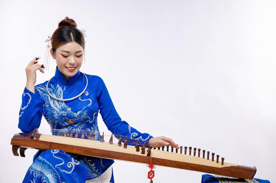 Nữ nghệ sĩ Hồ Thị Như Quỳnh duyên dáng bên chiếc đàn tranh. Ảnh NVCC