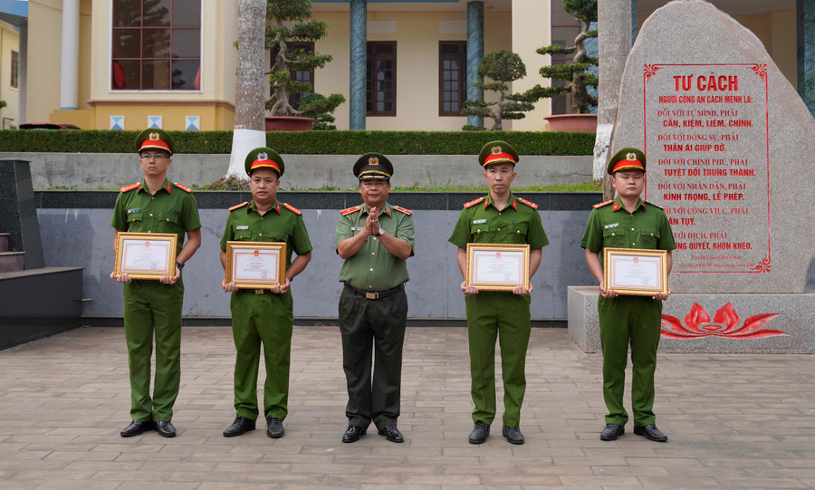 Giám đốc Công an tỉnh Rah Lan Lâm tặng giấy khen cho các cá nhân có thành tích xuất sắc trong đấu tranh phòng, chống tội phạm, đảm bảo an ninh trật tự trên địa bàn. Ảnh: Bảo Hân Giám đốc Công an tỉnh Rah Lan Lâm tặng giấy khen cho các cá nhân có thành tích xuất sắc trong đấu tranh phòng, chống tội phạm, đảm bảo an ninh trật tự trên địa bàn. Ảnh: Bảo Hân