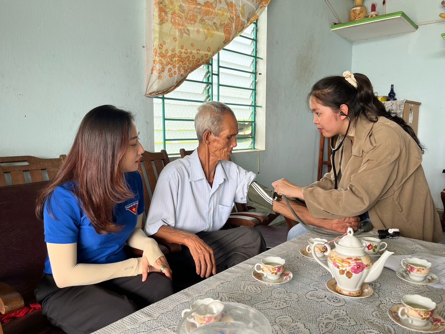 Đoàn viên đến thăm, tặng quà, khám bệnh và phát thuốc miễn phí tại nhà ông Lê Quốc Uy-Phó Chủ tịch Hội Cựu thanh niên xung phong thị xã An Khê tại phường Tây Sơn. Ảnh: Phương Vi Đoàn viên đến thăm, tặng quà, khám bệnh và phát thuốc miễn phí tại nhà ông Lê Quốc Uy-Phó Chủ tịch Hội Cựu thanh niên xung phong thị xã An Khê tại phường Tây Sơn. Ảnh: Phương Vi