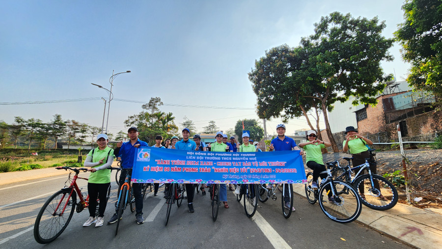 Lực lượng đoàn thanh niên tham gia hưởng ứng bảo vệ môi trường. Ảnh: Khánh Phượng Lực lượng đoàn thanh niên tham gia hưởng ứng bảo vệ môi trường. Ảnh: Khánh Phượng