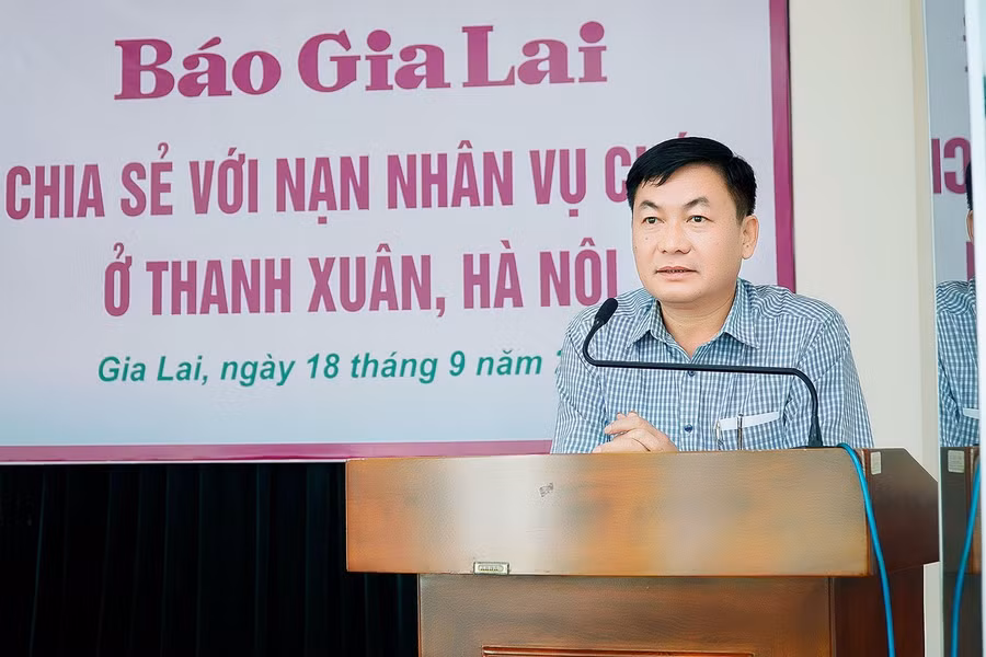 Tổng Biên tập Báo Gia Lai Huỳnh Kiên phát động cán bộ, viên chức, người lao động cơ quan tham gia hỗ trợ, chia sẻ khó khăn với gia đình các nạn nhân trong vụ cháy ở Thanh Xuân (Hà Nội). Ảnh: Đức Thụy