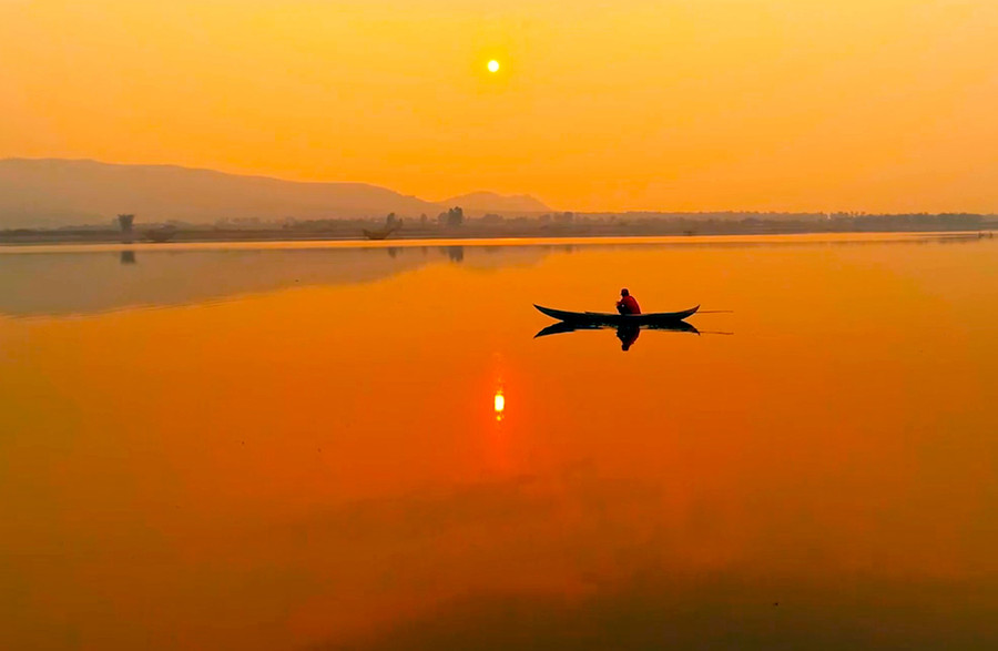 Hoàng hôn Biển Hồ đẹp đến nao lòng.