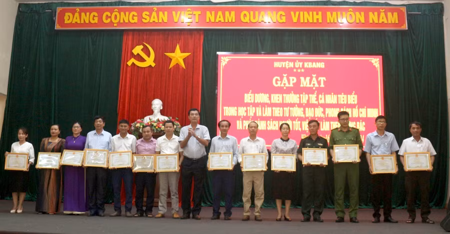Chủ tịch UBND huyện Kbang biểu dương, khen thưởng các tập thể, cá nhân điển hình tiêu biểu trong phong trào thi đua học tập và làm theo tư tưởng, đạo đức, phong cách Hồ Chí Minh, giai đoạn 2021-2023. Ảnh: Hà Duyệt