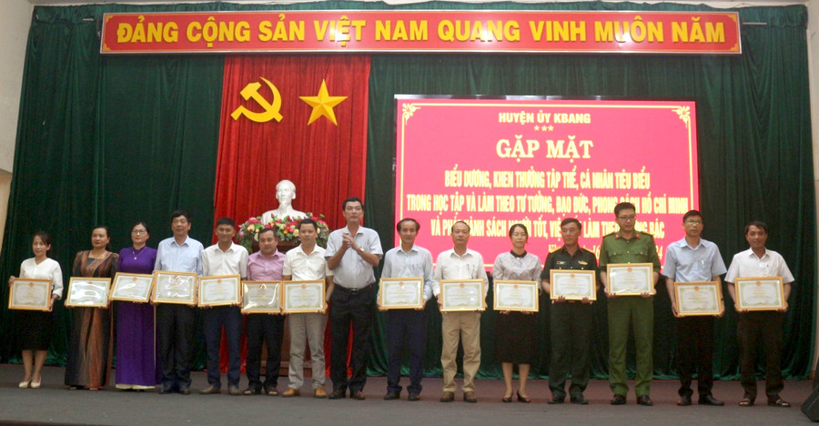 Chủ tịch UBND huyện Kbang biểu dương, khen thưởng các tập thể, cá nhân điển hình tiêu biểu trong phong trào thi đua học tập và làm theo tư tưởng, đạo đức, phong cách Hồ Chí Minh, giai đoạn 2021-2023. Ảnh: Hà Duyệt