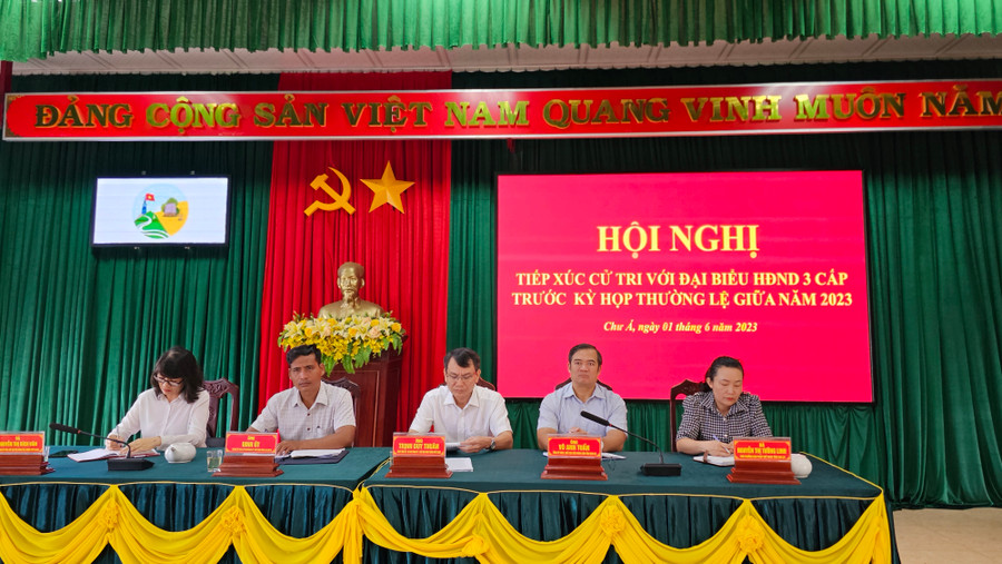 Các đại biểu chủ trì hội nghị tiếp xúc cử tri. Ảnh: Bá Bính Các đại biểu chủ trì hội nghị tiếp xúc cử tri. Ảnh: Bá Bính