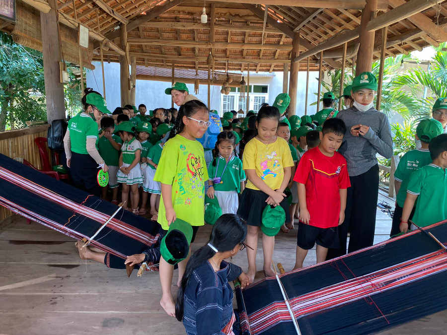 Các em học sinh thích thú khám phá nghề dệt thổ cẩm truyền thống tại homestay A Ngưi (làng Kgiang, xã Kông Lơng Khơng, huyện Kbang). Ảnh: A Ngưi Các em học sinh thích thú khám phá nghề dệt thổ cẩm truyền thống tại homestay A Ngưi (làng Kgiang, xã Kông Lơng Khơng, huyện Kbang). Ảnh: A Ngưi