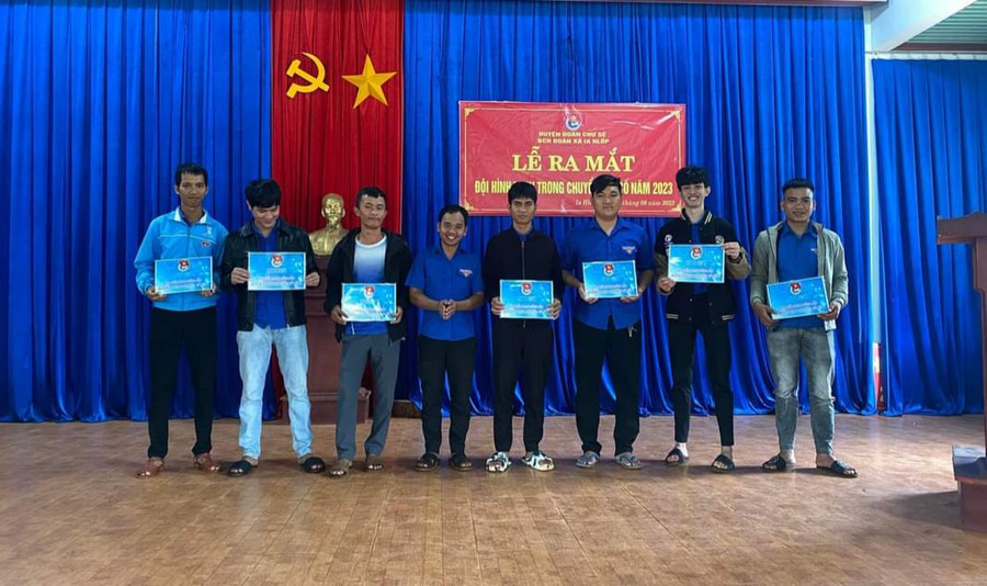 Các thanh viên tham gia Đội hình thanh niên tình nguyện chuyển đổi số cộng đồng tại buổi lễ ra mắt. Ảnh: Anh Quân