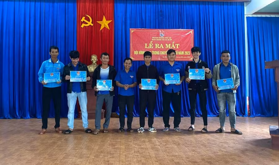 Các thanh viên tham gia Đội hình thanh niên tình nguyện chuyển đổi số cộng đồng tại buổi lễ ra mắt. Ảnh: Anh Quân