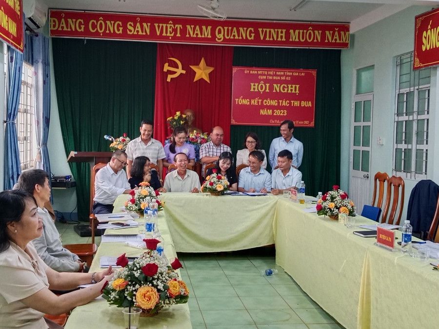 Đại diện lãnh đạo các đơn vị trong Cụm thi đua số 2 ký kết giao ước thi đua năm 2024. Ảnh: Ngọc Anh Đại diện lãnh đạo các đơn vị trong Cụm thi đua số 2 ký kết giao ước thi đua năm 2024. Ảnh: Ngọc Anh
