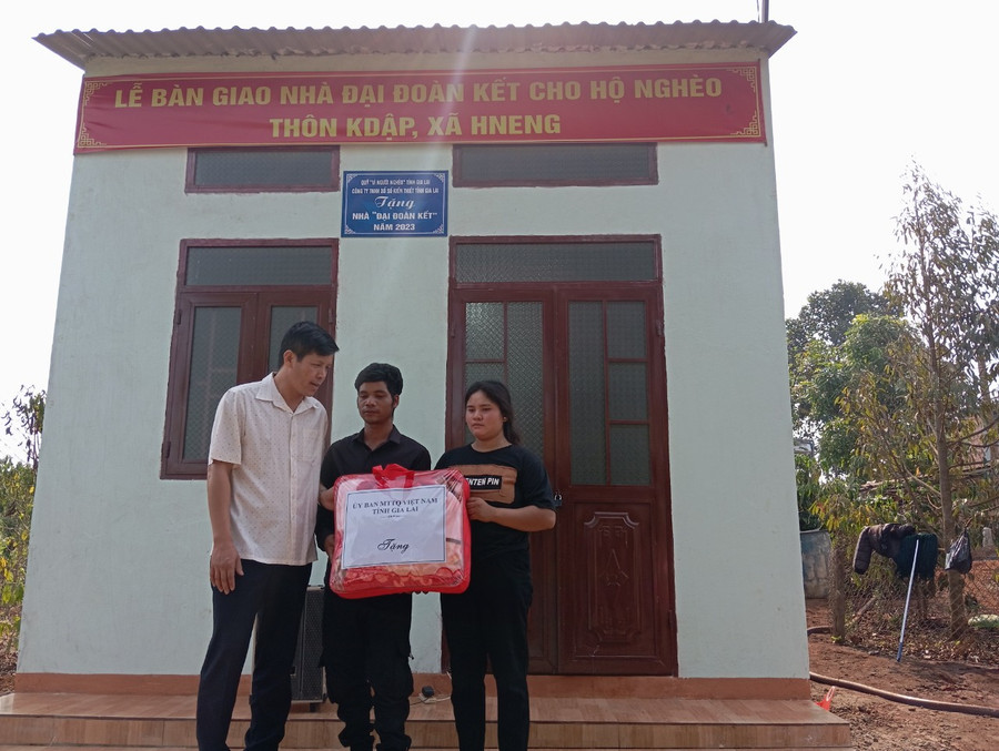 Ông Đinh Ngọc Hải-Phó Chủ tịch Ủy ban MTTQ Việt Nam tỉnh (bên trái) tặng quà cho gia đình anh Hlan. Ảnh: Ngọc Anh Ông Đinh Ngọc Hải-Phó Chủ tịch Ủy ban MTTQ Việt Nam tỉnh (bên trái) tặng quà cho gia đình anh Hlan. Ảnh: Ngọc Anh