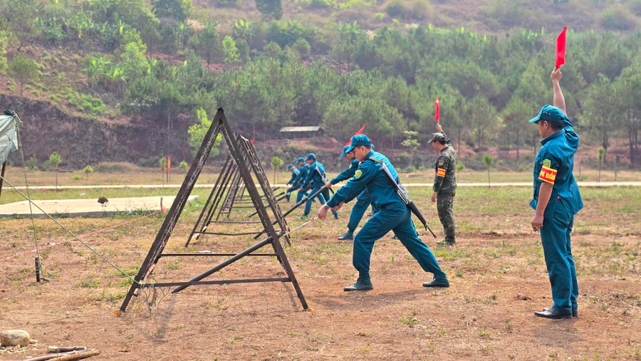 Các chiến sỹ dân quân tham gia kiểm tra đánh thuốc nổ thật loại 0,15gram. Ảnh: Bá Bính