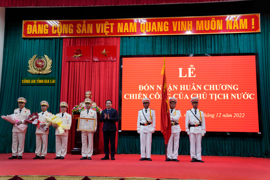 Thừa ủy nhiệm của Chủ tịch nước, Phó Bí thư Tỉnh ủy, Chủ tịch UBND tỉnh Trương Hải Long trao tặng Huân chương Chiến công hạng nhì cho tập thể Phòng An ninh điều tra (Công an tỉnh). Ảnh: T.T