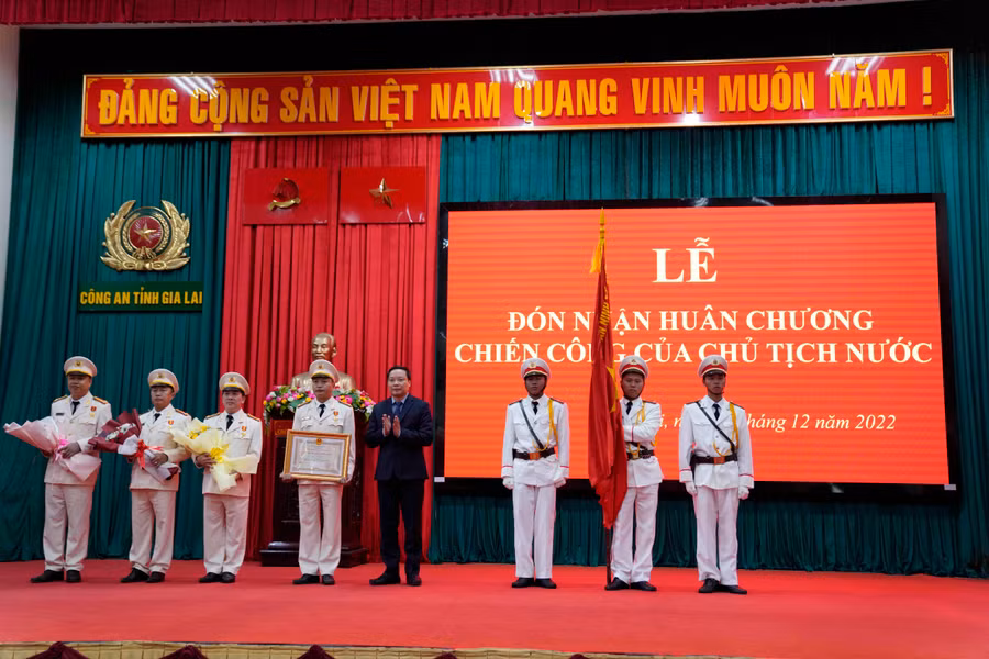 Thừa ủy nhiệm của Chủ tịch nước, Phó Bí thư Tỉnh ủy, Chủ tịch UBND tỉnh Trương Hải Long trao tặng Huân chương Chiến công hạng nhì cho tập thể Phòng An ninh điều tra (Công an tỉnh). Ảnh: T.T