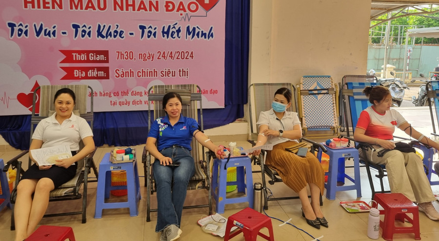 Cán bộ, công nhân, người lao động, đoàn viên, thanh niên của Siêu thị Co.opmart tham gia hiến máu tình nguyện. Ảnh: Hồng Ngọc Cán bộ, công nhân, người lao động, đoàn viên, thanh niên của Siêu thị Co.opmart tham gia hiến máu tình nguyện. Ảnh: Hồng Ngọc