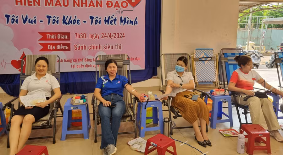 Cán bộ, công nhân, người lao động, đoàn viên, thanh niên của Siêu thị Co.opmart tham gia hiến máu tình nguyện. Ảnh: Hồng Ngọc