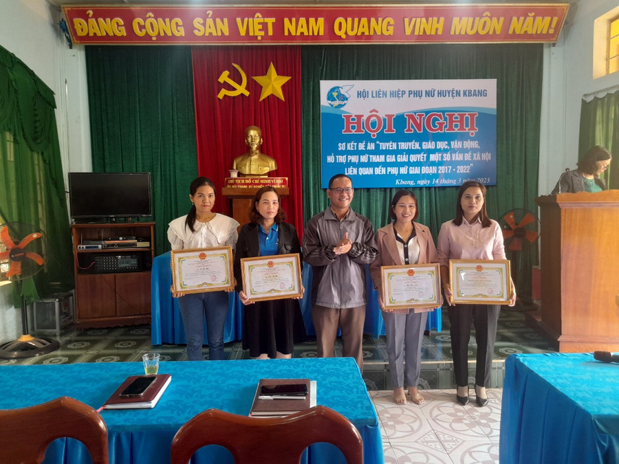 4 cá nhân có nhiều thành tích trong thực hiện Đề án 938 giai đoạn 2017-2022 được tặng giấy khen của Chủ tịch UBND huyện. Ảnh: Minh Ngân