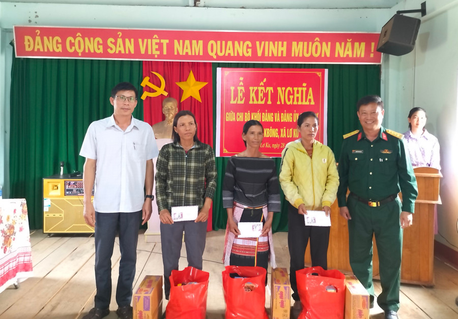 Các đơn vị tặng quà cho người dân làng Kbông. Ảnh: Hữu Nở