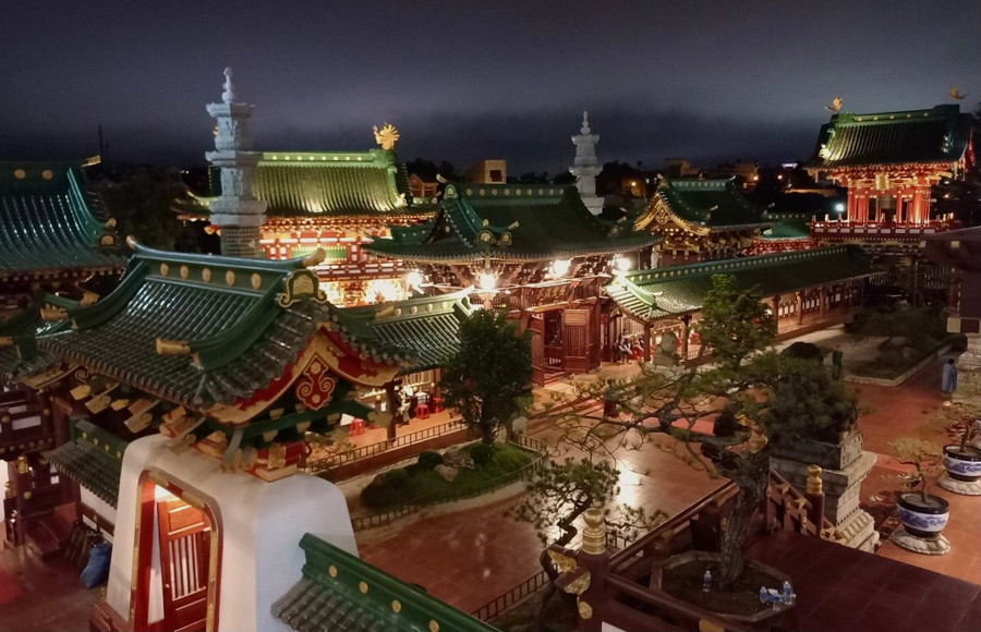 Khi lên đèn, chùa Minh Thành trở nên lung linh, huyền ảo. Khi lên đèn, chùa Minh Thành trở nên lung linh, huyền ảo.