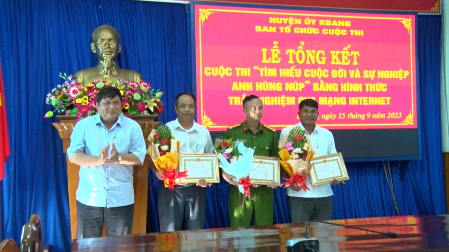 Ban tổ chức trao giải cho 3 tập thể có số lượng người tham gia dự thi đông nhất. Ảnh: Hồng Hạnh Ban tổ chức trao giải cho 3 tập thể có số lượng người tham gia dự thi đông nhất. Ảnh: Hồng Hạnh