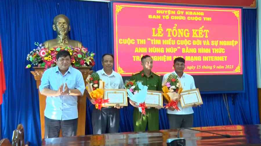 Ban tổ chức trao giải cho 3 tập thể có số lượng người tham gia dự thi đông nhất. Ảnh: Hồng Hạnh Ban tổ chức trao giải cho 3 tập thể có số lượng người tham gia dự thi đông nhất. Ảnh: Hồng Hạnh