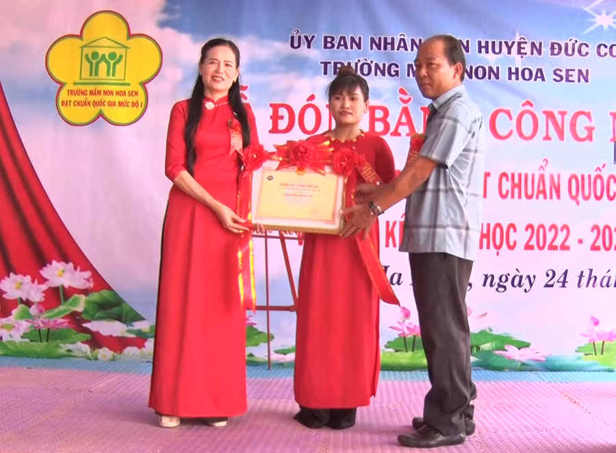Ông Nguyễn Huệ-Trưởng phòng Nội vụ huyện Đức Cơ trao bằng công nhận đạt chuẩn quốc gia mức độ I cho Trường Mầm non Hoa Sen. Ảnh: Phạm Ngọc