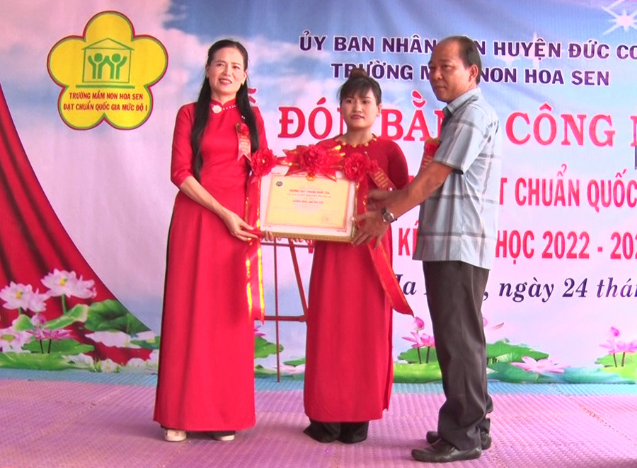 Ông Nguyễn Huệ-Trưởng phòng Nội vụ huyện Đức Cơ trao bằng công nhận đạt chuẩn quốc gia mức độ I cho Trường Mầm non Hoa Sen. Ảnh: Phạm Ngọc