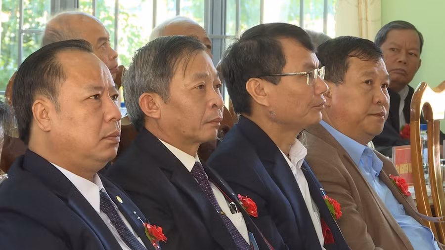 Các đồng chí lãnh đạo tỉnh tham dự lễ kỷ niệm. Ảnh: Ngọc Minh