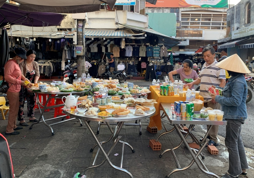 Các tiểu thương ở Trung tâm Thương mại Pleiku chuẩn bị mâm cúng Thanh Minh. Ảnh: Nhật Hào Các tiểu thương ở Trung tâm Thương mại Pleiku chuẩn bị mâm cúng Thanh Minh. Ảnh: Nhật Hào
