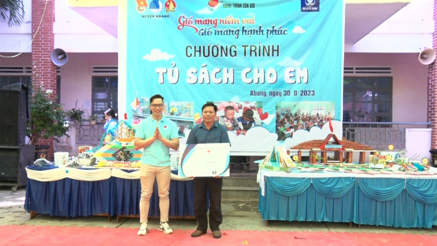 Nhóm Hành trình của gió tặng 4 tủ sách cho các trường học ở Kbang với tổng trị giá 39 triệu đồng. Ảnh: Hà Duyệt Nhóm Hành trình của gió tặng 4 tủ sách cho các trường học ở Kbang với tổng trị giá 39 triệu đồng. Ảnh: Hà Duyệt
