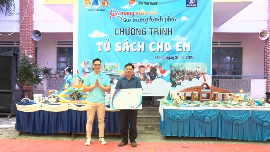 Nhóm Hành trình của gió tặng 4 tủ sách cho các trường học ở Kbang với tổng trị giá 39 triệu đồng. Ảnh: Hà Duyệt