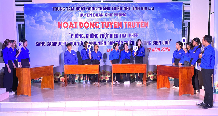 Các đoàn viên thanh niên xã Ia Púch (huyện Chư Prông) tham gia thi trả lời trắc nghiệm. Ảnh: Hà Đức Thành Các đoàn viên thanh niên xã Ia Púch (huyện Chư Prông) tham gia thi trả lời trắc nghiệm. Ảnh: Hà Đức Thành