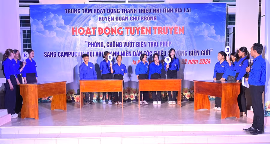 Các đoàn viên thanh niên xã Ia Púch (huyện Chư Prông) tham gia thi trả lời trắc nghiệm. Ảnh: Hà Đức Thành