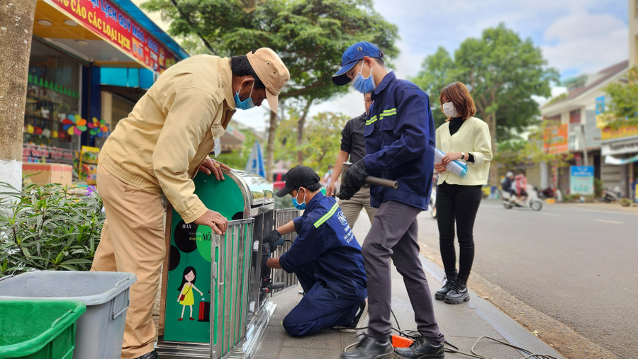 TP. Pleiku nâng cấp, lắp đặt hệ thống thùng rác thông minh dọc các tuyến đường trung tâm. Ảnh: Khánh Phượng TP. Pleiku nâng cấp, lắp đặt hệ thống thùng rác thông minh dọc các tuyến đường trung tâm. Ảnh: Khánh Phượng