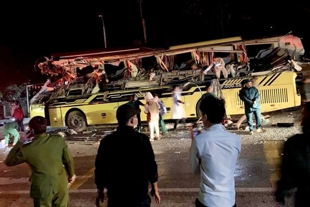 Xe khách biến dạng nghiêm trọng sau vụ tai nạn. Ảnh nguồn Báo Thanh Niên Xe khách biến dạng nghiêm trọng sau vụ tai nạn. Ảnh nguồn Báo Thanh Niên