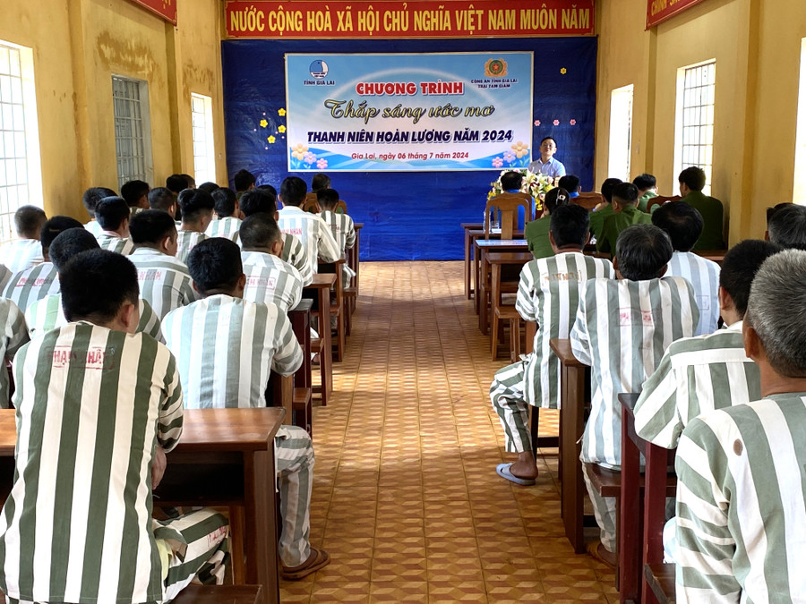 Lãnh đạo Chi nhánh Ngân hàng Chính sách xã hội tỉnh tư vấn với các phạm nhân về nghị quyết 22 của Chính phủ. Ảnh: Hà Đức Thành