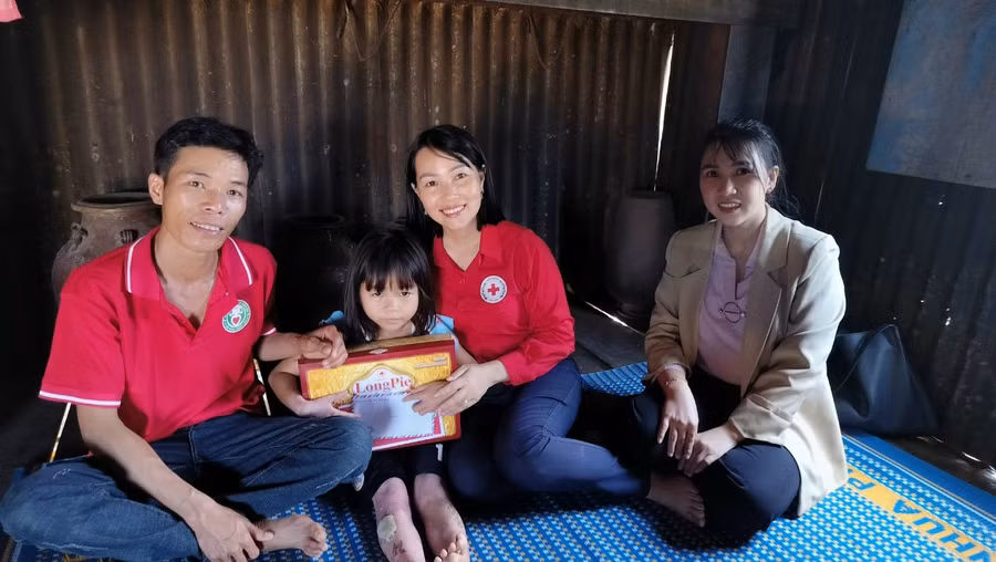 Đoàn công tác thăm hỏi và tặng quà cho em Đinh Thị Diễm. Ảnh: Hồng Ngọc