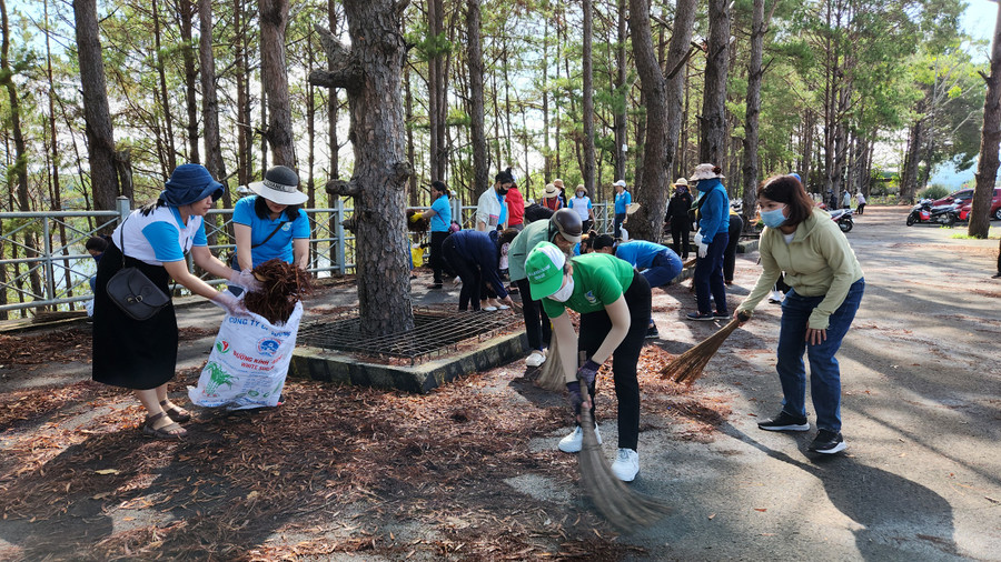 Cán bộ, hội viên phụ nữ ra quân dọn dẹp vệ sinh môi trường tuyến đường vành đai khuôn viên Biển Hồ. Ảnh: Bá Bính Cán bộ, hội viên phụ nữ ra quân dọn dẹp vệ sinh môi trường tuyến đường vành đai khuôn viên Biển Hồ. Ảnh: Bá Bính